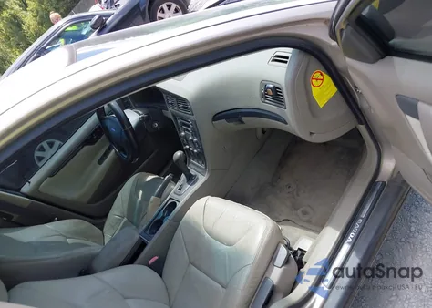 2002 Volvo V70 2.4 from USA, damaged, VIN YV1SW61R321196000